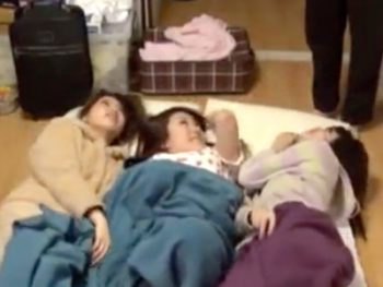 妹と友達のお泊まり会で1人誘いだし台所パコする兄巨乳お姉さんのアダルト動画