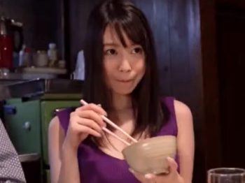 こんな顔しながら机の下では足でチンポ刺激してくる義母と一緒にお風呂から近親相姦に巨乳痴女人妻近親相姦のアダルト動画