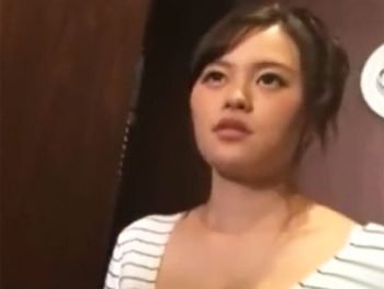 素人のお姉さんがトイレ内で勃起チンポをフェラチオ抜き素人お姉さんフェラのアダルト動画