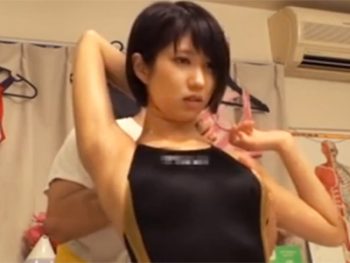 大人しそうな水泳部の素人JDに競泳水着着せてエロマッサ→挙句に肉棒ハメる悪徳整体院素人美少女水着盗撮マッサージのエロ動画