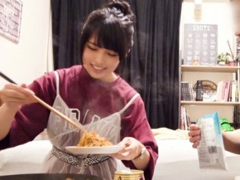 家で一緒に鍋パやる家庭的な女子大生とのラブラブを完全盗撮素人顔射盗撮のアダルト動画