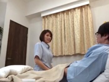 体調が悪いフリをして心配した看護師さんとねっとりハメ倒しｗ巨乳コスプレ看護婦のAV無料動画