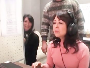 更衣室でコーチ秘密のレッスンをする欲求不満な陸上部員ｗ女子校生美少女中出し露出のアダルト動画