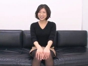 笑顔の可愛い25歳人妻が見たこともないデカチンのセンズリ鑑賞→試してみたい発情を抑えきれずに不倫パコ素人お姉さん人妻ナンパのアダルト動画