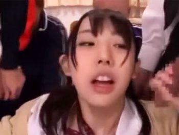 細身で可愛いポニテ美少女が囲まれ顔中にザーメンを掛けられて悶絶女子校生美少女顔射乱交のアダルト動画