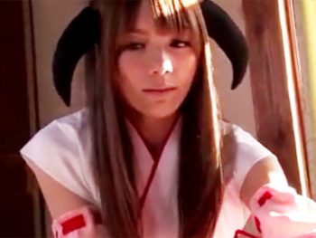 巫女さんのコスプレしたオナニー中毒の美少女とハメ撮りパコ！美少女コスプレ顔射オナニーのAV...