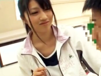 陸上部の貧乳JKの胸チラに興奮！勃起がバレて教室で生ハメパコｗ女子校生美少女のアダルト動画