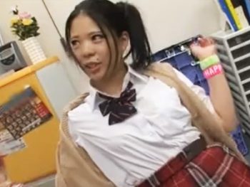 万引きした巨乳女子〇生に事務所で身体検査！態度が生意気なのでにお仕置きレイプ巨乳女子校生美少女レイプの無料アダルト動画