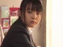 スレンダーで美乳な人妻が最後は顔にぶっかけられる人妻ぶっかけのエロ動画