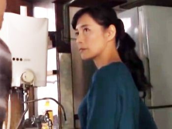 息子に迫られてイケナイと思いつつお口でご奉仕しちゃう熟女ママ人妻熟女フェラのエロ動画