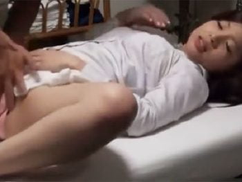 普通のマッサージに来た筈だったのに触られハメられ散々な目に合う美女OLお姉さんOL中出し潮吹きマッサージの無料アダルト動画