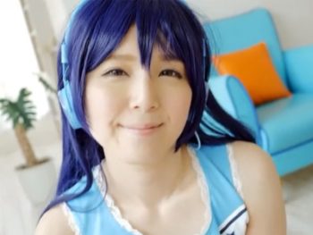 小柄な色白美少女コスプレイヤーが着衣セックス中に潮吹きアクメ美少女コスプレ顔射潮吹きのアダルト動画