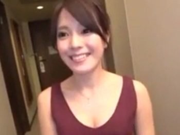 不倫サイトで知り合った美人妻とハメ撮り！素人人妻顔射ハメ撮りオナニーのエロ動画