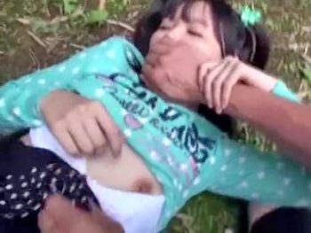 人気のない道を歩いてたJSを拉致して中出しレイプし置き去り放置♪パイパン中出しレイプのアダルトエロ動画