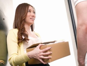 それを知ってか知らずが下着姿が見えるようにボクを誘惑してくるお隣さん巨乳痴女人妻童貞中出し東凛のアダルト動画