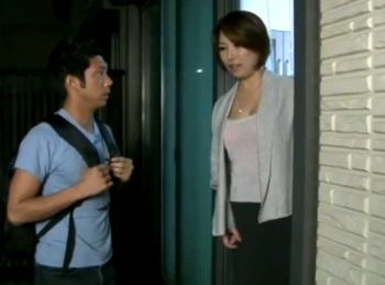 年頃になり構ってくれない息子…そんな母親が息子の友達を誘って禁断の不倫関係にｗ巨乳痴女人妻熟女のアダルト動画