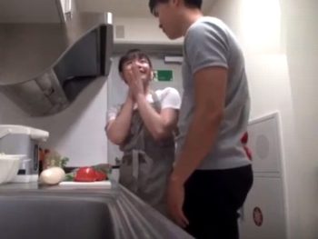 まだエプロンが似合っていない童顔フェイスの若妻さんとイチャイチャ中出し美少女人妻中出しのアダルト動画