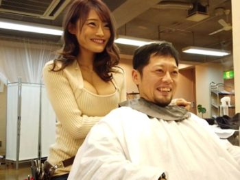 顔面に乳房をむにゅっと押しあて欲情させ店内でハメる美容師巨乳お姉さん痴女七瀬ひなのエロ動画