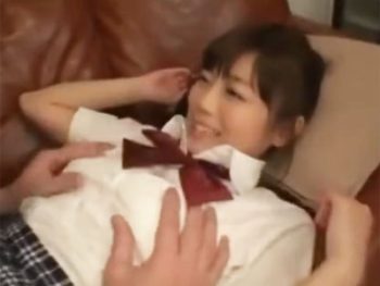 巨乳な童顔JKが笑顔でおっさんチンポに奉仕→ゴム内ザーメンでにっこり巨乳女子校生美少女のエロ動画