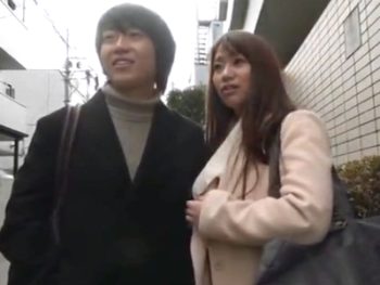 素人カップルが賞金を賭けてエッチなゲームに挑戦→失敗して男優に中出しされてしまうｗ巨乳素人美少女お姉さんパイパン中出しのエロ動画