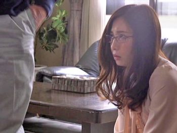 生意気な先輩の奥さんに無理やりちんぽをねじ込み強引ファック巨乳人妻佐々木あきのアダルトエロ動画