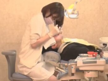 患者を乳首責めして射精させちゃう痴女歯科医お姉さん痴女M男のエロ動画