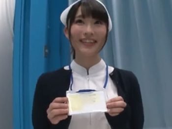 悩める短小君を励ますためにマンコを貸してあげる痴女ナース美少女お姉さん痴女看護婦のアダルト動画