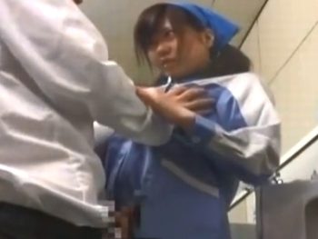 男子トイレを清掃中のお姉さんが勃起チンポを優しく手コキフェラ抜きお姉さんフェラ手コキのアダ...