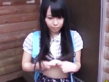キャンプ場で童顔女子を青姦レイプして中に出す最低オヤジｗ素人美少女パイパン中出しレイプ露出のエロ動画