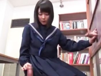 飛び出るおちんちんに興味津々な美少女JKがフェラでは足りずにパンツをずらして‥ｗ女子校生美少女中出しフェラのアダルト動画