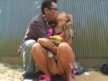 レイプされてるギャルを助けたらお礼にヤラせてくれたｗ素人ギャル痴女レイプ露出の無料エロ動画