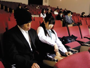 ピアノ発表会中の大声タブーな客席で痴漢レイプされるJK女子校生美少女レイプ痴漢の無料アダルト動画