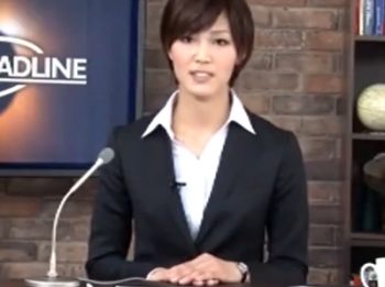 卑猥なニュースを噛まずに読む真面目アナ→挿入されながらもカメラを見つめるプロ根性お姉さんOLコスプレのアダルト動画