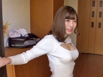 半脱ぎデニムで身動き取れなくなった人妻をそのまま寝バックハメ巨乳美少女中出しのアダルトエロ...