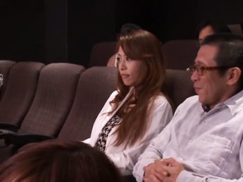旦那と一緒に映画館へ来たはずなのに…上映中に痴漢され…発情パコ！のアダルト動画