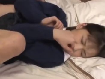 JK先輩に頼み込んで童貞卒業中出しセックス成功！素人女子校生美少女童貞中出しのAVエロ動画