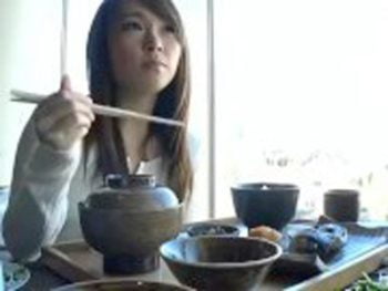 ナンパしたシロウト妻がデカチンを見て発情スイッチオン！中出し不倫パコ！巨乳素人人妻中出しナンパのアダルト動画