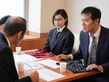 男装バレたOLが上司を口止めするため朝まで中出しパコ！お姉さん痴女OL中出し深田えいみのアダルト動画