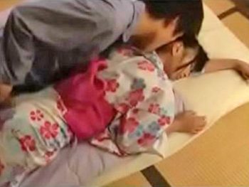 祭りで疲れて浴衣のまま寝ちゃった妹を夜這いSEX美少女妹顔射のエッチ動画