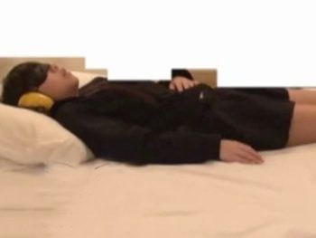 睡眠薬を盛って起きないJKを眠っている間にペロリと睡姦素人女子校生のAV無料動画