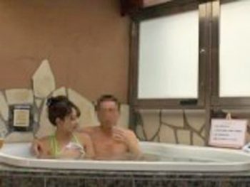 部下OLと親睦を深めるジャグジー→挿入、無許可中出し素人美少女OL中出しナンパのアダルト動画