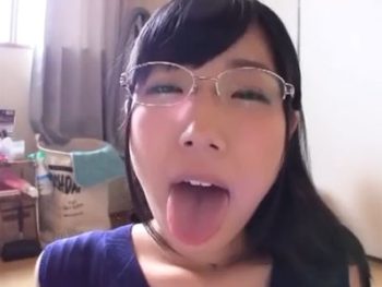 眼鏡の似合うドスケベ娘を家に連れ込んで→フェラチオでザーメン顔射フィニッシュ美少女めがね顔...