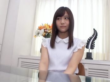 今や超売れっ子美少女の素人時代のたどたどしいフェラコキ口内射精を高画質でどうぞ美少女フェラ手コキのAVエロ動画