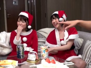 去年のクリスマスにナンパしたコスプレ素人と2人とラブホ乱交素人美少女コスプレ乱交のアダルト動画