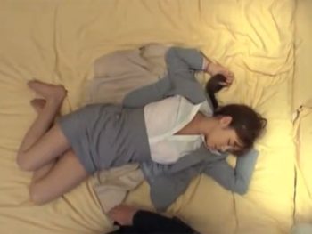 無防備な姿で寝ている巨乳美女にムラついて→襲い掛かってパコ開始巨乳お姉さんOLぶっかけのアダルト動画