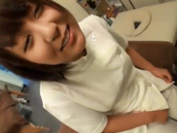 新人マッサージ師の素人娘を脱がせてパコ→そのまま肉厚マンコに包まれたまま中出し巨乳素人中出しのアダルト動画