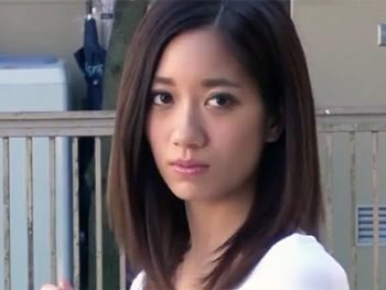 旦那を会社に見送った後に近所の兄ちゃんの若いエネルギッシュチンポを楽しむ不貞妻お姉さん痴女人妻顔射ハメ撮りのアダルト動画