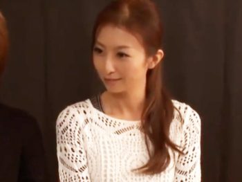 息子のチンコ当てゲームに挑戦した美人ママが不正解で即ハメ罰ゲームｗ人妻中出しのアダルト動画