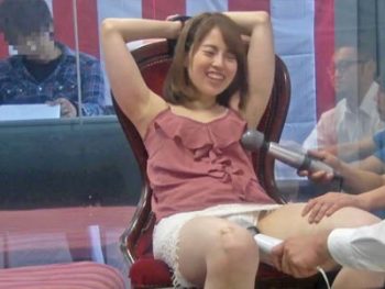 人前でキスしちゃう仲良し夫婦をぶっ壊すMM号パコ巨乳素人人妻のアダルトエロ動画