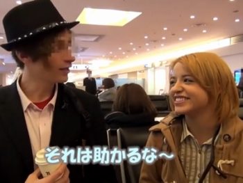 まさかの観光客外人カップルNTR！案内してあげると騙してブロンド彼女にフェラさえ大量射精ｗ巨乳素人ハメ撮りナンパフェラ手コキのエロ動画